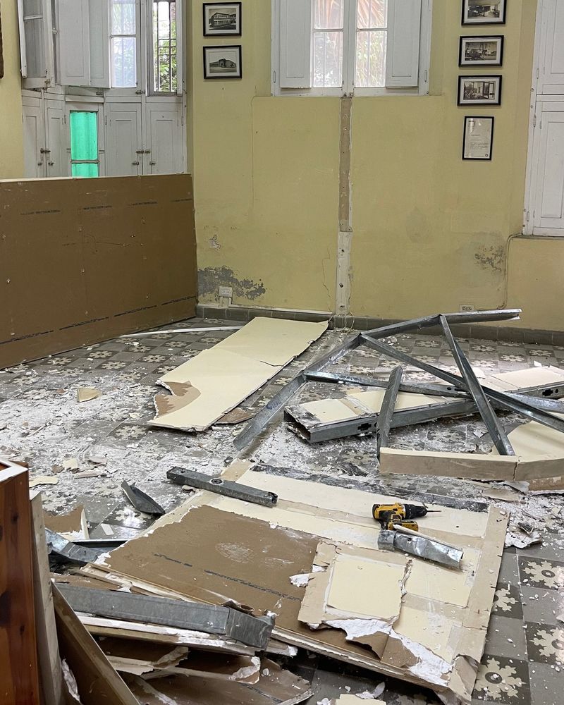 Demolición de muros falsos