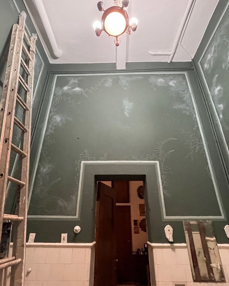 Baño en obra con muros pintados